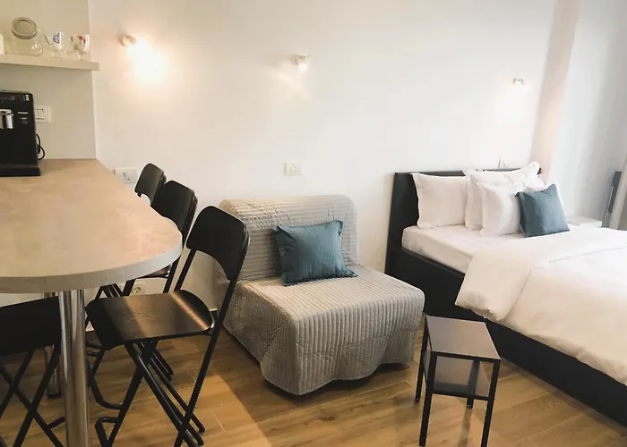 Mamaia\'S Minimalist Loft