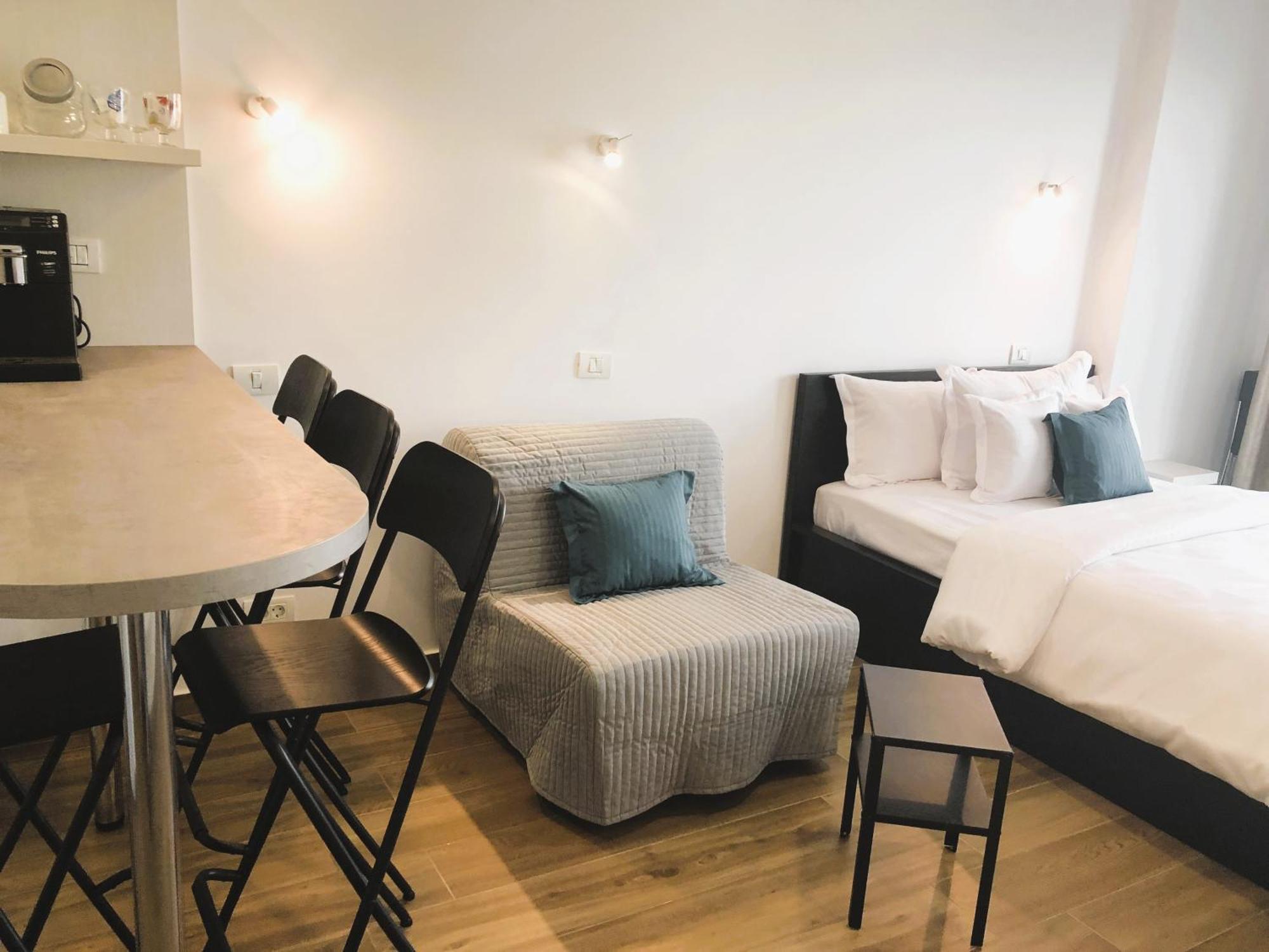 Mamaia's Minimalist Loft * Mamaia